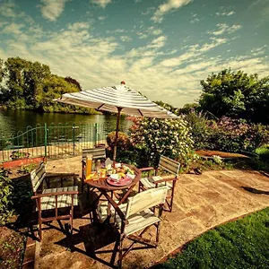 Cozy Double Bedroom In Stunning On River Thames - Near Thorpe Park/royal Holloway University/20mins From Heathrow Staines-upon-Thames